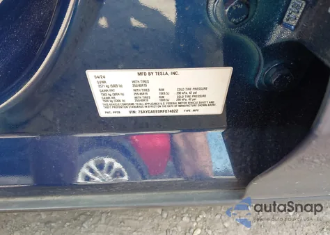 2024 Tesla Model Y Long Range Dual Motor All-Wheel Drive z USA, uszkodzony, nr VIN 7SAYGAEE0RF074822